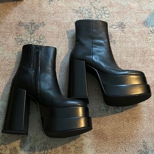 NWOT Steve Madden Cobra Boots